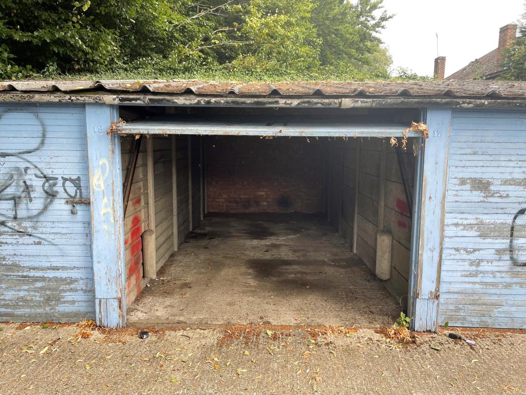 Lot: 157 - NINE VACANT FREEHOLD GARAGES IN A BLOCK - 